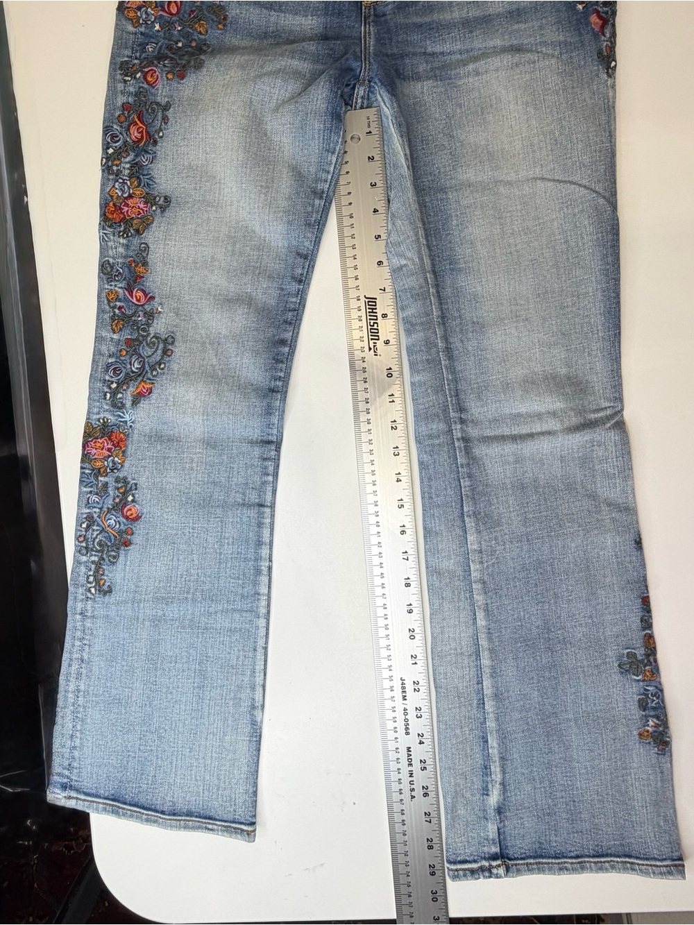Driftwood Kelly Floral Embroidered Light Blue Women's Jeans, size 29. Like new! - Picture 5 of 8